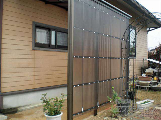 茨城県筑西市のLIXIL リクシル（トステム）のストックヤード フリーヤード 袖付タイプ 積雪〜20cm対応 施工例