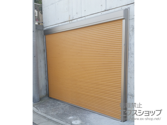 神奈川県川崎市のLIXIL リクシル（トステム）のガレージシャッター ガレージシャッタークワトロ 電動式 外部付タイプ 木目調※外部停電時開閉機構 施工例