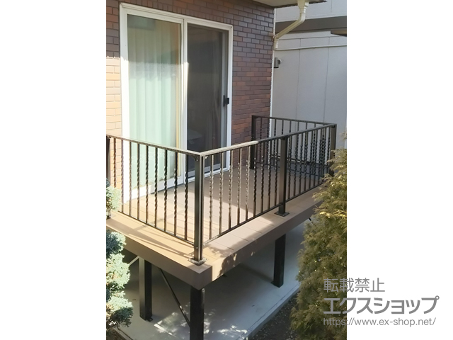 静岡県静岡市ののウッドデッキ リウッドデッキ 200＋ トラディシオンデッキフェンス1型（ねじり格子タイプ） 施工例