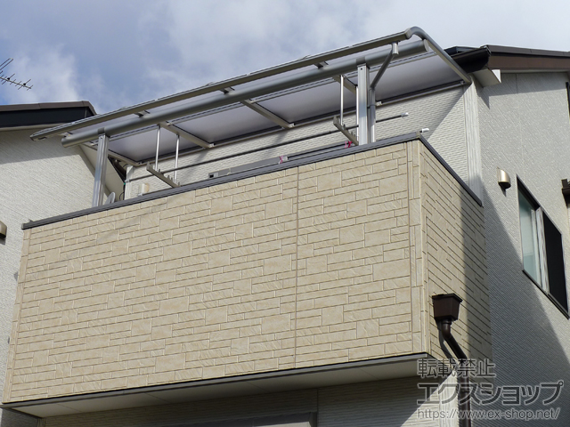 大阪府富田林市ののテラス屋根 プレシオステラス R型 屋根タイプ 単体 積雪〜20cm対応＋吊り下げ式物干し 標準2本入り×1セット 施工例