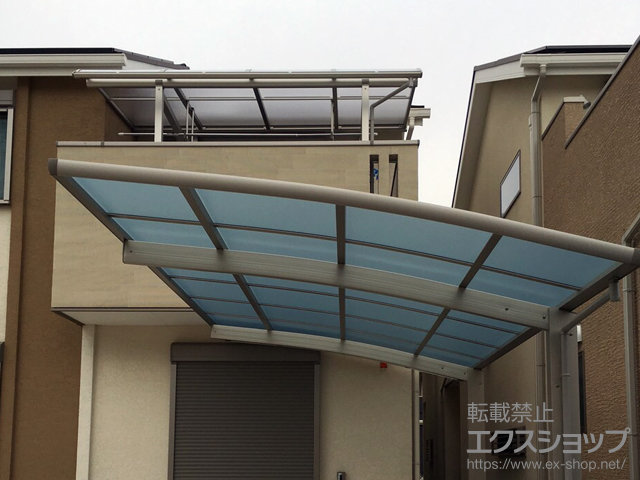 大阪府大阪市ののバルコニー・ベランダ屋根 ヴェクターテラス R型 屋根タイプ 単体 積雪〜20cm対応＋吊り下げ式 標準 2本入り×1セット 施工例