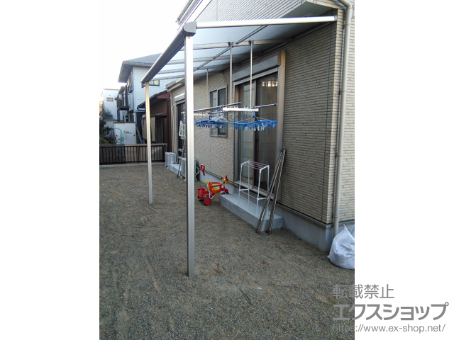 愛知県稲沢市ののテラス屋根 プレシオステラス F型 テラスタイプ 単体 積雪〜20cm対応＋吊り下げ物干し 標準 2本入り×1セット 施工例