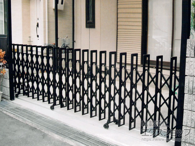 兵庫県伊丹市ののカーゲート クレディアコー 2型 レールタイプ 片開き 電動式 595Ｓ 施工例