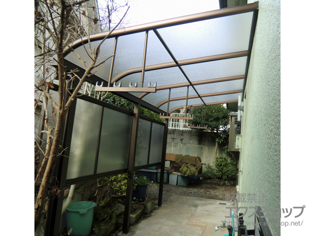 千葉県佐倉市ののテラス屋根 ヴェクターテラス R型 テラスタイプ 単体 積雪〜20cm対応＋前面パネル(1段)＋吊り下げ物干し 標準 施工例