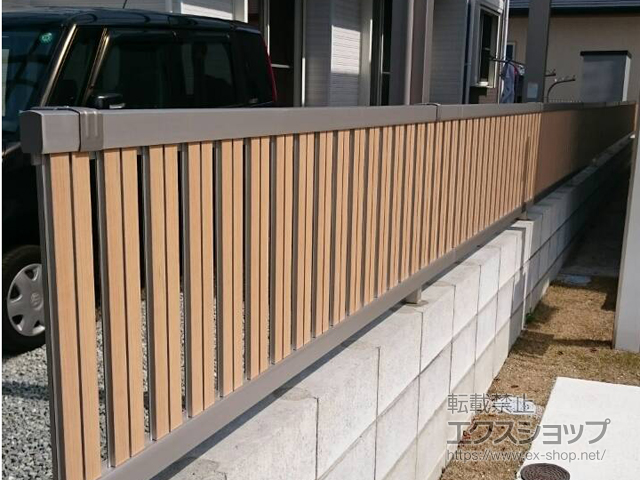 福岡県小郡市ののフェンス・柵 ルシアスフェンスF03型 たて半目隠し 木調カラー 自由柱施工 施工例