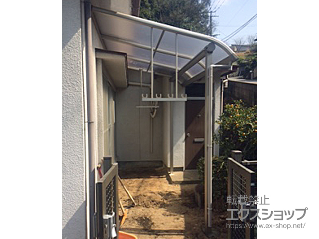 大分県大分市ののテラス屋根 プレシオステラス R型 テラスタイプ 単体 積雪〜20cm対応＋吊り下げ式物干し 標準 2本入り×1セット 施工例