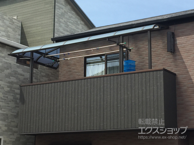 大阪府八尾市ののバルコニー・ベランダ屋根 スピーネ R型 屋根タイプ 出隅納まり 積雪〜20cm対応＋吊り下げ物干しBセット ロングタイプ 2本入×1セット＋壁付け物干し ロングタイプ 2本入り×1セット 施工例