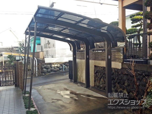 神奈川県横浜市のLIXIL リクシル（トステム）のカーポート テールポートシグマIII 1500 積雪〜50cm対応＋着脱式サポート(補助柱)1本入り＋固定式サポートS(1本)＋屋根材ホルダー 施工例