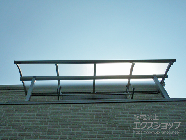 大阪府八尾市ののバルコニー・ベランダ屋根 ヴェクターテラス R型 1500 屋根タイプ 単体 積雪〜50cm対応＋吊り下げ式物干し 標準 2本入り×2セット 施工例