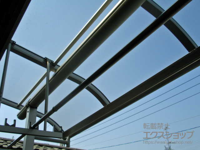 大阪府八尾市ののバルコニー・ベランダ屋根 ヴェクターテラス R型 屋根タイプ 単体 積雪〜20cm対応＋吊り下げ式物干し 標準 2本入り×1セット 施工例