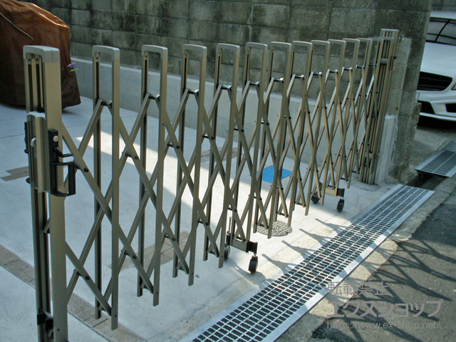 大阪府八尾市ののカーゲート トリップゲート RB型 ノンレール 両開き 76W(38S+38M) 施工例