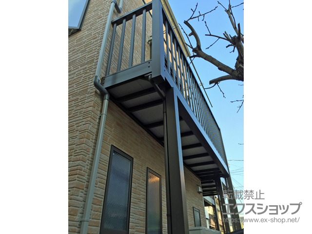 神奈川県横浜市のLIXIL リクシル（トステム）のバルコニー ビューステージHスタイル 縦太格子 単体 柱建て式 施工例