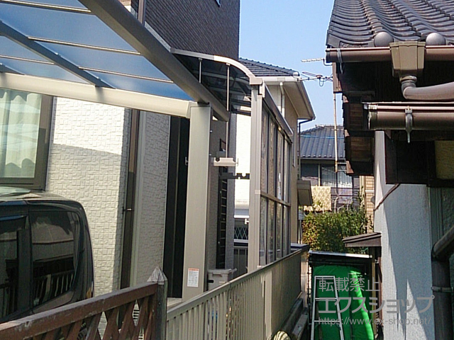 福岡県北九州市ののテラス屋根 スピーネ R型 テラスタイプ 単体 積雪〜20cm対応＋前面スクリーン2段付き＋前面スクリーン ふさぎ材＋吊り下げ物干し Aセット ロング 2本入×1セット 施工例