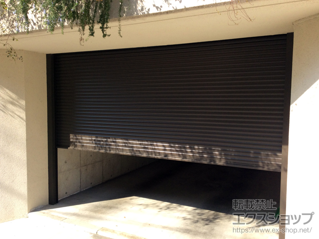 神奈川県横浜市のLIXIL リクシル（トステム）のガレージシャッター ガレージシャッタークワトロ 電動式 内部付タイプ※外部停電時開閉機構 施工例