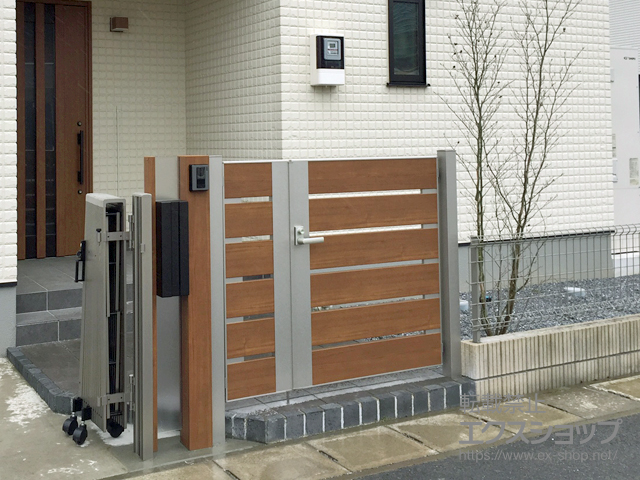 栃木県さくら市のの門扉 ルシアス門扉BW01型 横スリット 両開き親子 複合カラー  門柱使用 施工例