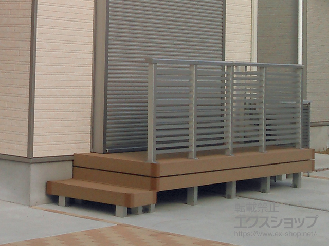 埼玉県さいたま市ののウッドデッキ リウッドデッキ 200+独立式リウッドステップ2型+シンプルモダンデッキフェンス 7型＜半目隠し横格子タイプ＞(色：プラチナステン)+床下囲い 正面・両側面タイプ 施工例
