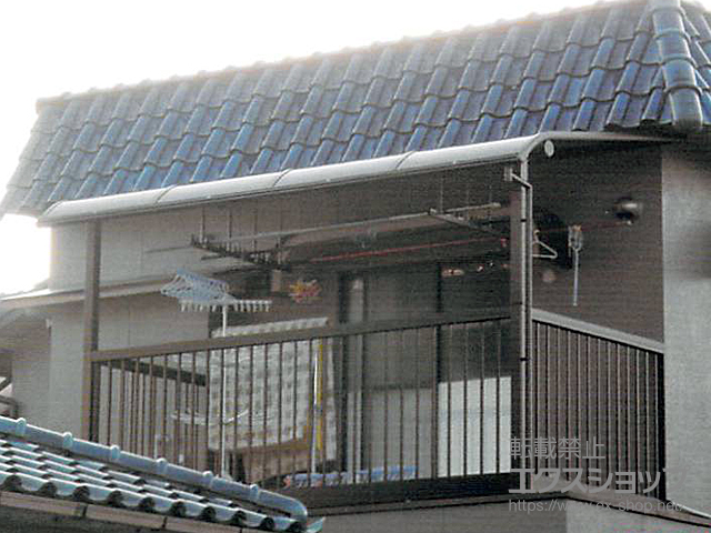 岡山県岡山市ののバルコニー・ベランダ屋根 ヴェクターテラス R型  バルコニーBC-X用専用屋根 単体 積雪〜20cm対応＋吊り下げ式物干し 標準 2本入り×2セット 施工例