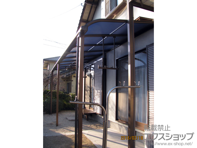 福岡県筑紫野市ののテラス屋根 プレシオステラス R型 テラスタイプ 連棟 積雪〜20cm対応＋吊り下げ式物干し 標準 2本入り×1セット/1本入り×1セット 施工例