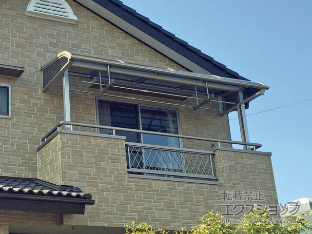 大分県大分市ののバルコニー・ベランダ屋根 プレシオステラス R型 屋根タイプ 単体 積雪〜20cm対応＋吊り下げ式物干し 仕様：標準 2本入り＋ヴェクターテラス用 屋根妻パネル(柱奥行移動/600タイプ)※両側分 施工例