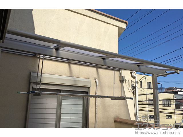 大阪府茨木市ののバルコニー・ベランダ屋根 スピーネ F型 屋根タイプ 単体 積雪〜20cm対応＋吊り下げ物干し Aセット 標準2本入り×1セット 施工例