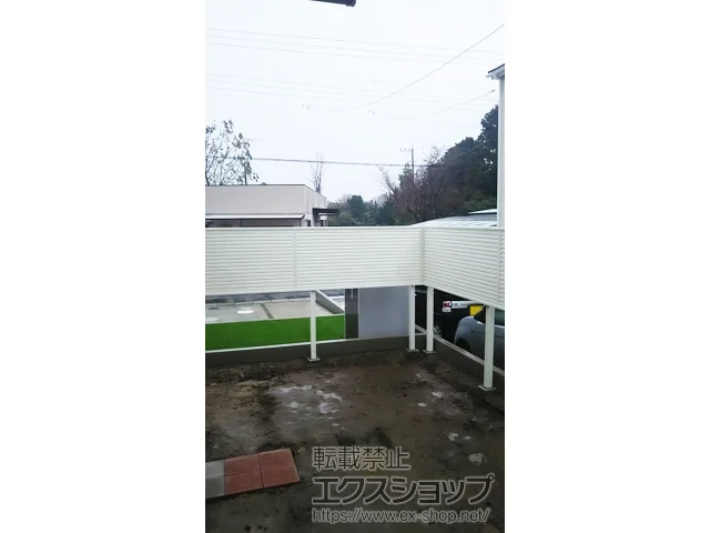 埼玉県さいたま市のValue Selectのフェンス・柵・塀 ミエーネフェンス 目隠しルーバータイプ 2段支柱 自立建て用(パネル1段) 施工例