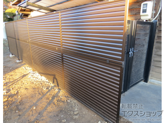 長野県上高井郡小布施町ののフェンス・柵 ミエーネフェンス 目隠しルーバータイプ 2段支柱 自立建て用（パネル2段） 施工例