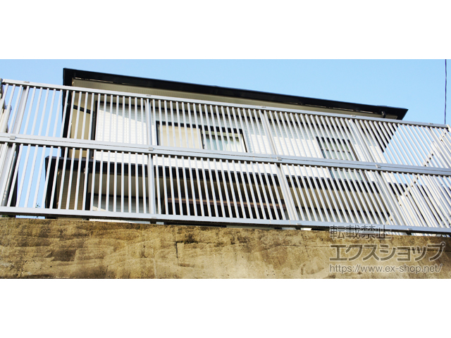 神奈川県横浜市ののフェンス・柵 エクスラインフェンス13型 縦細格子 2段支柱＜ブロック建て用＞ 施工例