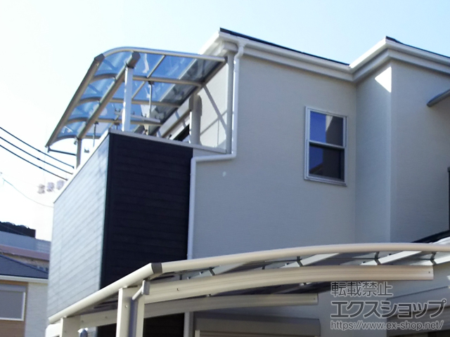 大阪府堺市ののバルコニー・ベランダ屋根 プレシオステラス R型 屋根タイプ 単体 積雪〜20cm対応＋プレシオステラス 吊り下げ式物干し 標準 2本入り×1セット 施工例