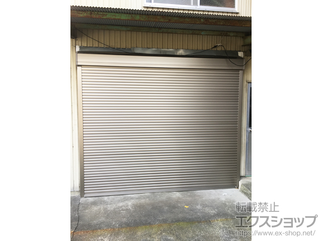 滋賀県彦根市のLIXIL リクシル（トステム）のガレージシャッター ガレージシャッタークワトロ 電動式 外部付タイプ 施工例