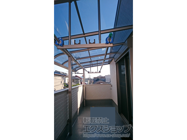大阪府八尾市ののバルコニー・ベランダ屋根 プレシオステラス R型 屋根タイプ 連棟 積雪〜20cm対応吊り下げ式物干し 標準 2本入り×1セット＋ 施工例