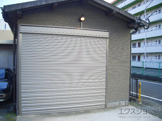 福岡県福岡市のLIXIL リクシル（トステム）のガレージシャッター ガレージシャッタークワトロ 電動式 外部付タイプ 施工例