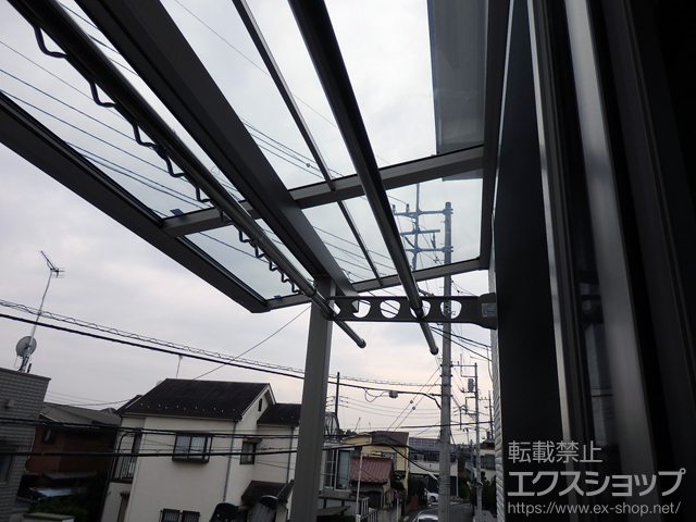 東京都三鷹市ののバルコニー・ベランダ屋根 スピーネ F型 屋根タイプ 単体 積雪〜20cm対応＋壁付け物干し 標準 2本入り/引戸土間調整材 施工例