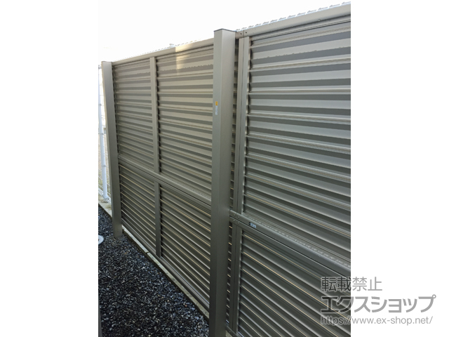 滋賀県守山市ののフェンス・柵 ミエーネフェンス 目隠しルーバータイプ 2段支柱 自立建て用（パネル2段） 施工例