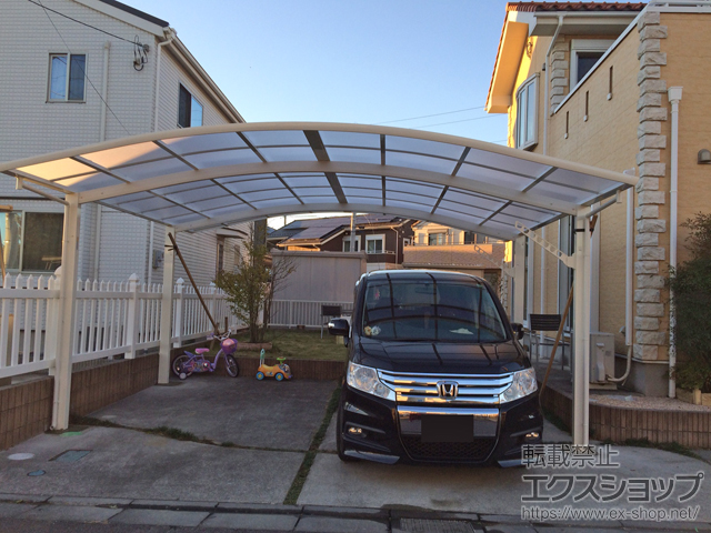 茨城県つくば市ののカーポート レイナツインポートグラン　積雪〜20cm対応＋水平式物干し テラス柱用 ロング 2本入り×1セット 施工例