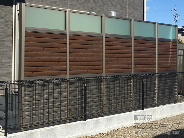 静岡県静岡市ののフェンス・柵 LALAスクリーン 1型[採光]+4W型[木調固定ルーバー]+4型[固定ルーバー] 施工例