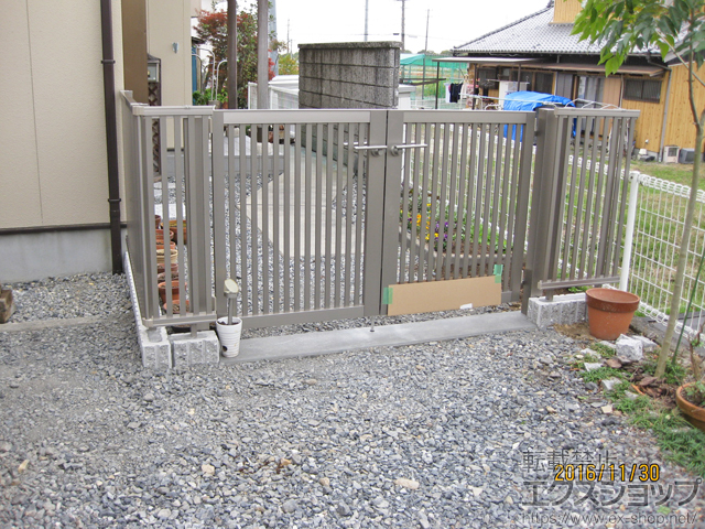 三重県四日市市のの門扉 プレスタ門扉 4型 太たて桟 両開き 柱使用 施工例