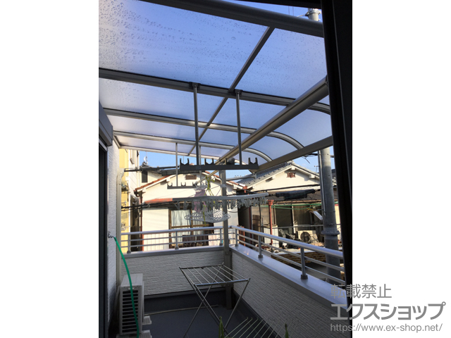 大阪府茨木市ののバルコニー・ベランダ屋根 プレシオステラス R型 屋根タイプ 単体 積雪〜20cm対応＋吊り下げ物干し 標準2本入り×1セット 施工例