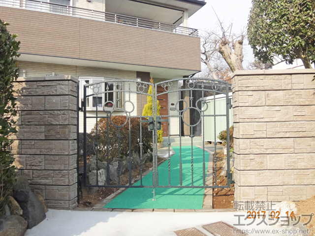 長崎県諫早市のLIXIL リクシル(新日軽)の門扉 ディズニー門扉ミッキーA型 両開き 角門柱式 施工例