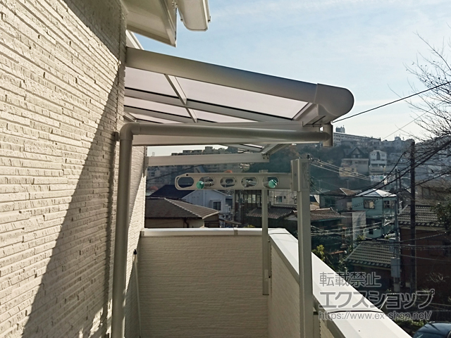 神奈川県横浜市のLIXIL リクシル（トステム）のバルコニー・ベランダ屋根 パワーアルファ F型 ルーフタイプ 単体 積雪〜30cm対応 施工例