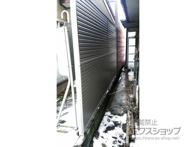 秋田県由利本荘市ののフェンス・柵 ミエーネフェンス 目隠しルーバータイプ 2段支柱 自立建て用（パネル2段） 施工例