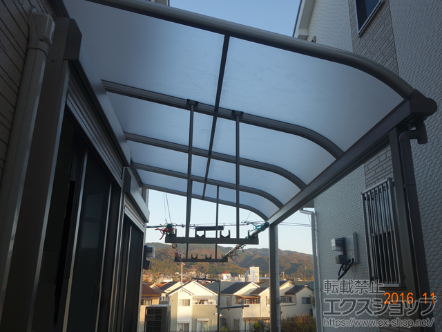 大阪府箕面市ののテラス屋根 プレシオステラス R型 テラスタイプ 単体 積雪〜20cm対応＋吊り下げ式物干し 標準 2本入り×1セット 施工例