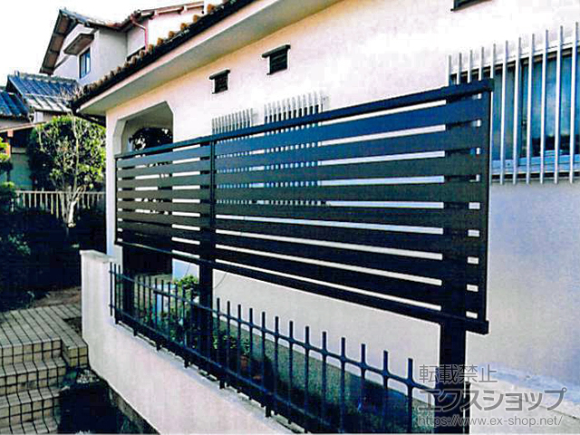大阪府豊能郡豊能町ののフェンス・柵 エクスラインフェンス23型 横半目隠し 2段支柱 自立建て用 施工例