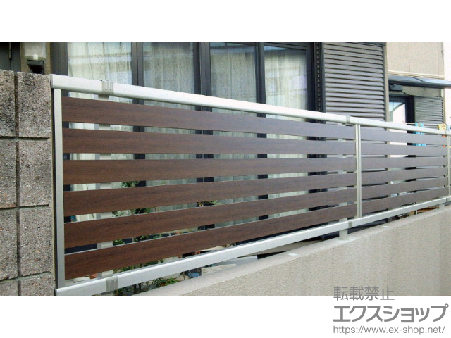 熊本県水俣市ののフェンス・柵 ルシアスフェンスF04型 横板 木目カラー 自由柱施工 施工例