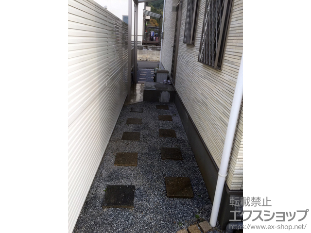 福岡県糟屋郡久山町ののフェンス・柵 ミエーネフェンス 目隠しルーバータイプ 2段支柱 自立建て用（パネル2段） 施工例