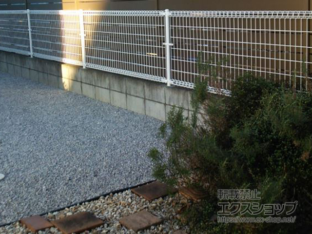 埼玉県日高市ののフェンス・柵 メッシュフェンスM0 間仕切柱 施工例