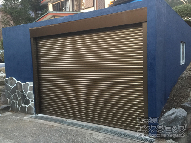 神奈川県足柄下郡箱根町のLIXIL リクシル（トステム）のガレージシャッター ガレージシャッタークワトロ 電動式 内部付タイプ ※外部停電時開閉機構 施工例
