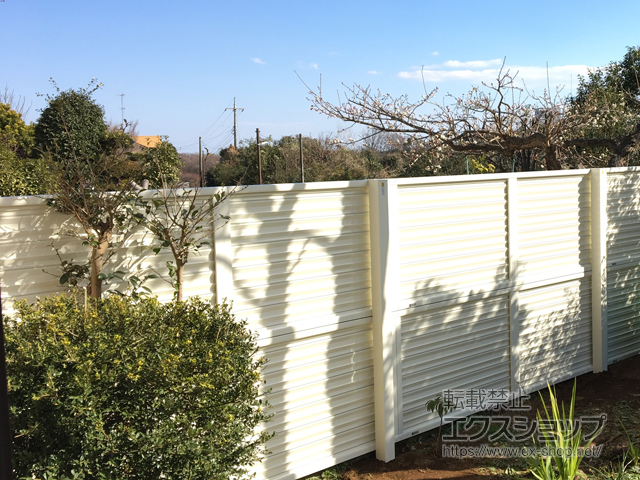 神奈川県秦野市ののフェンス・柵 ミエーネフェンス 目隠しルーバータイプ 2段支柱 自立建て用（パネル2段） 施工例