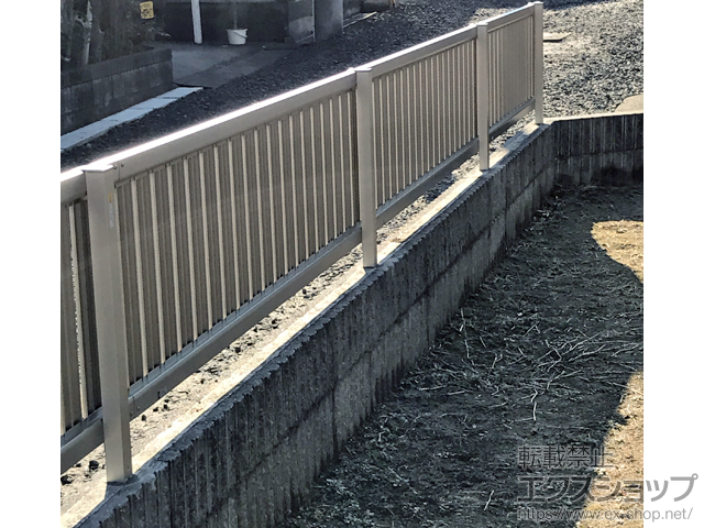 福島県福島市ののフェンス・柵 ルシアスフェンスF03型 たて半目隠し 木調カラー 自由柱施工 施工例