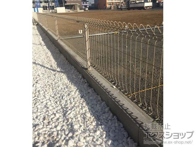 埼玉県東松山市ののフェンス・柵 メッシュフェンスG10-R 自在柱 施工例