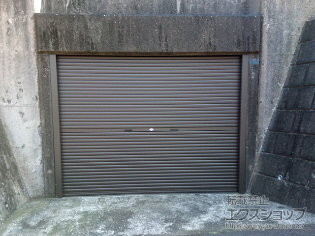 神奈川県横浜市のLIXIL リクシル（トステム）のガレージシャッター ガレージシャッタークワトロ 手動式 内部付タイプ 施工例